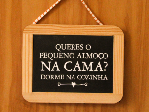 Ardósia "Queres o pequeno almoço na cama? Dorme na cozinha"
