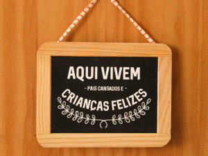 Ardósia “Aqui vivem pais cansados e crianças felizes"